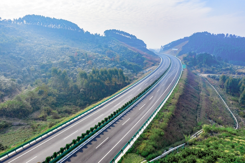 6.高速公路與群山相連，植被覆蓋率高，與原生態(tài)環(huán)境恢復(fù)有機(jī)結(jié)合.jpg