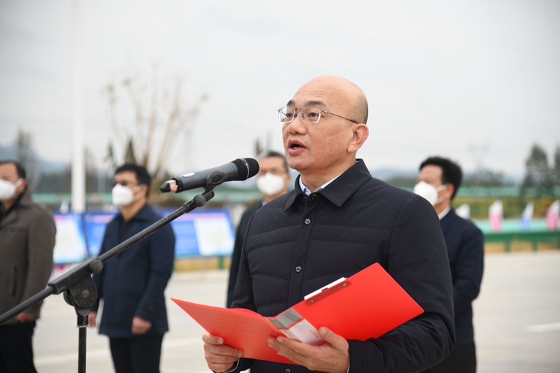 自治區交通運輸廳黨組成員、總工程師陳津維宣布通車.jpg